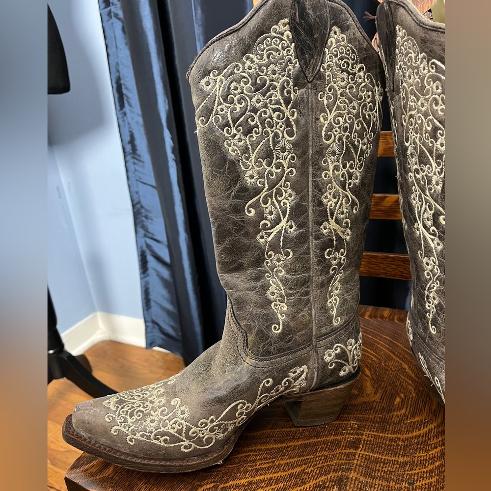 Corral Women’s Crater Embroidered Snip Toe Western Boots